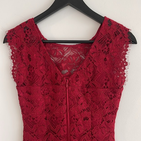 Red lace dress - Picture 4 of 12